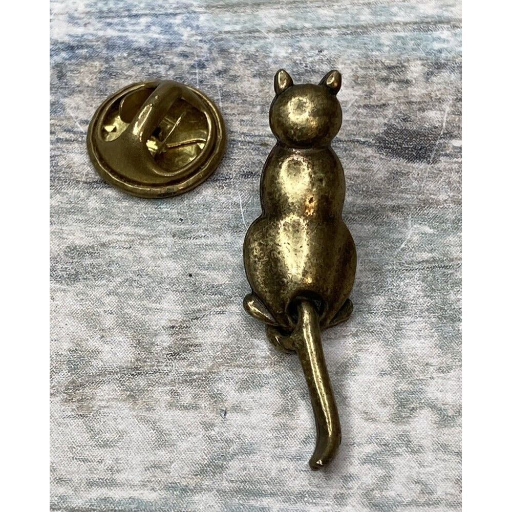 Cat Feline pin dangle Tail Signed JJ Lapel Tie Tac antiqued Gold Tone